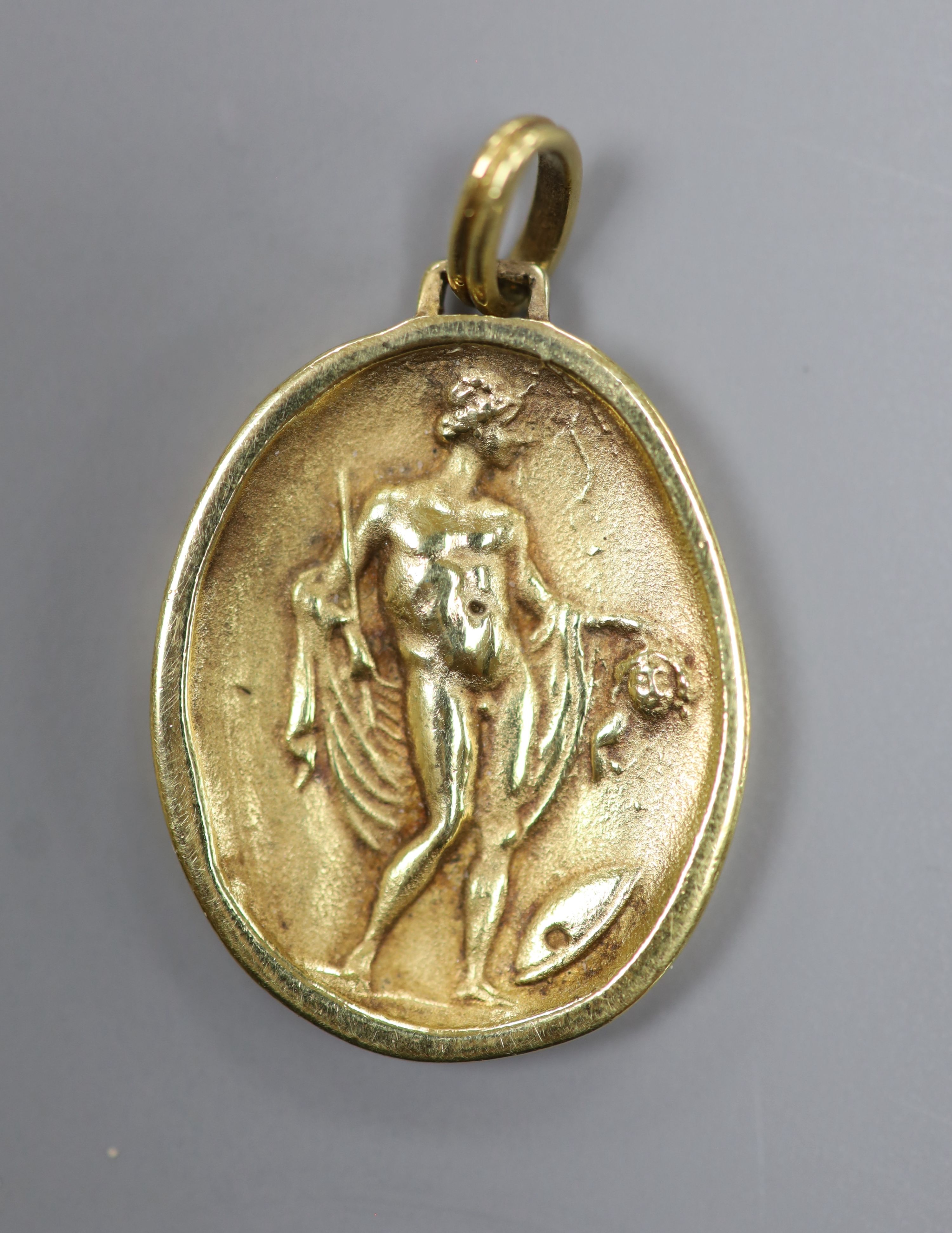 A continental 925 oval pendant, decorated with Perseus and the head of Medusa